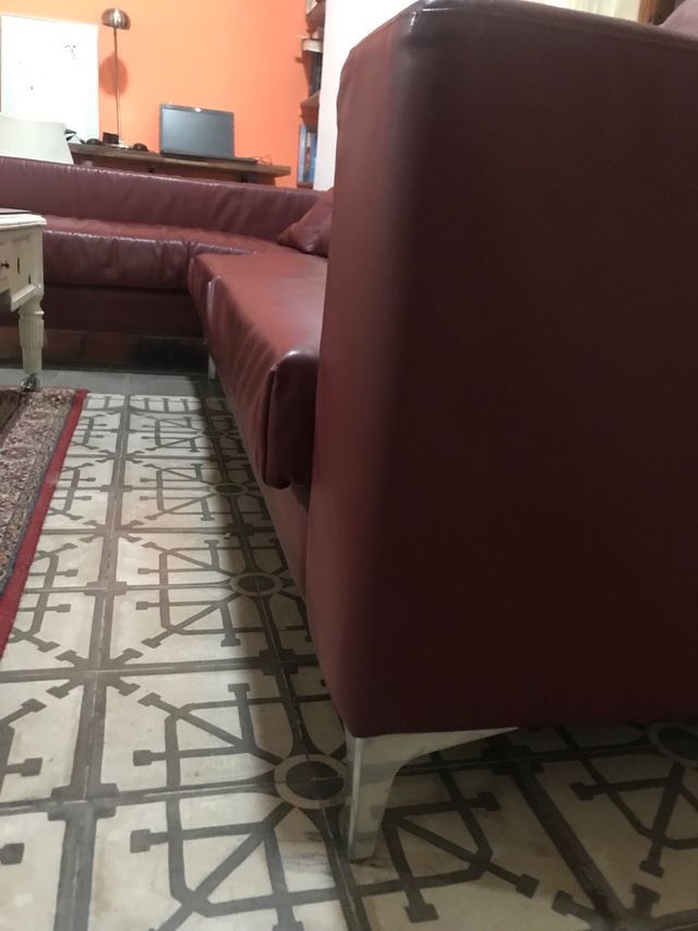 Sofá chaise longue de piel natural.