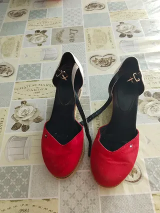 Cuñas Tommy Hilfiger Beige y Rojas