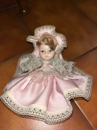 Bambola vintage con vestito rosa e pizzo