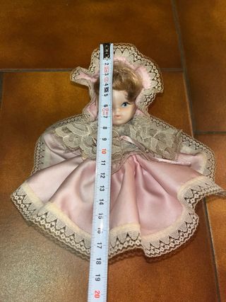 Bambola vintage con vestito rosa e pizzo