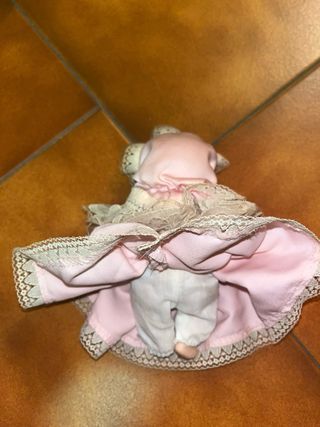 Bambola vintage con vestito rosa e pizzo