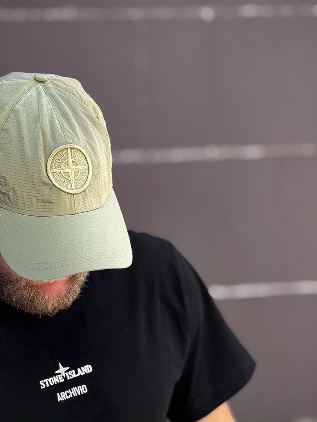 “NYLON” la gorra de Stone Island verde, nueva