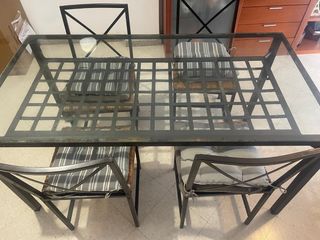 Mesa de cristal y hierro con sillas