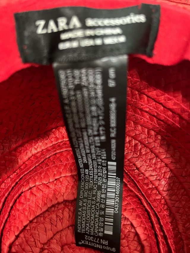 Sombrero de playa color coral precioso.