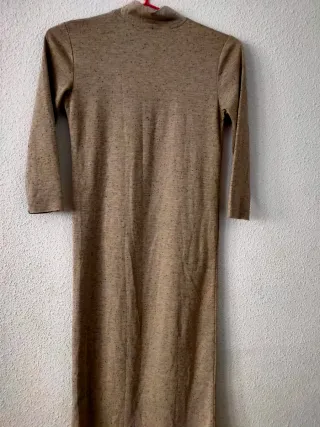 Vestido largo beige cuello alto