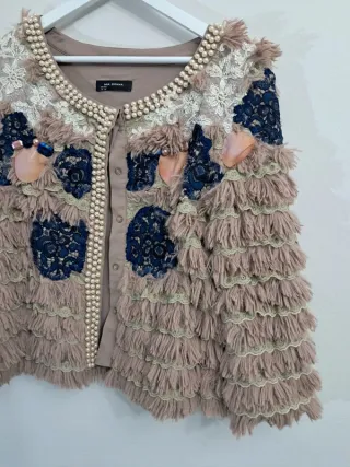 Chaqueta Mia Donna con detalles hechos a mano