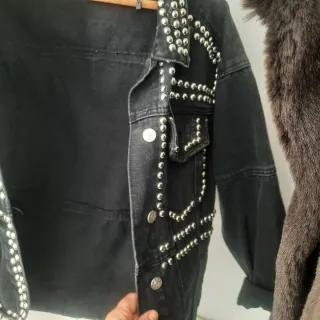 Cazadora vaquera negra con tachuelas
