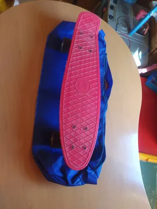 Patinete rosa con bolsa azul