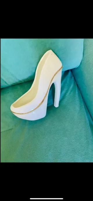 Scarpa decorativa in ceramica bianca e oro