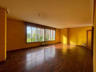 Piso en venta en Plaza España - Villa Pilar - Reyes Católicos - Vadillos en Burgos