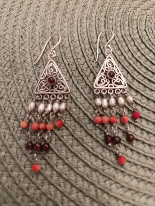 Pendientes Plata Triángulo Granate Perlas.
