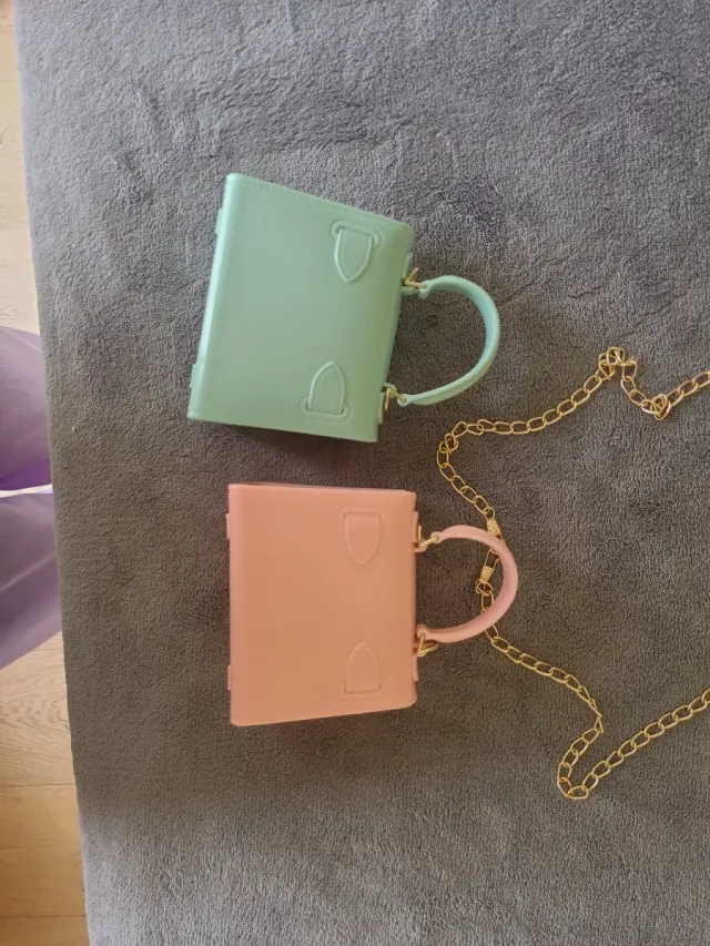 Bolsitas de mano verde y rosa con cadena