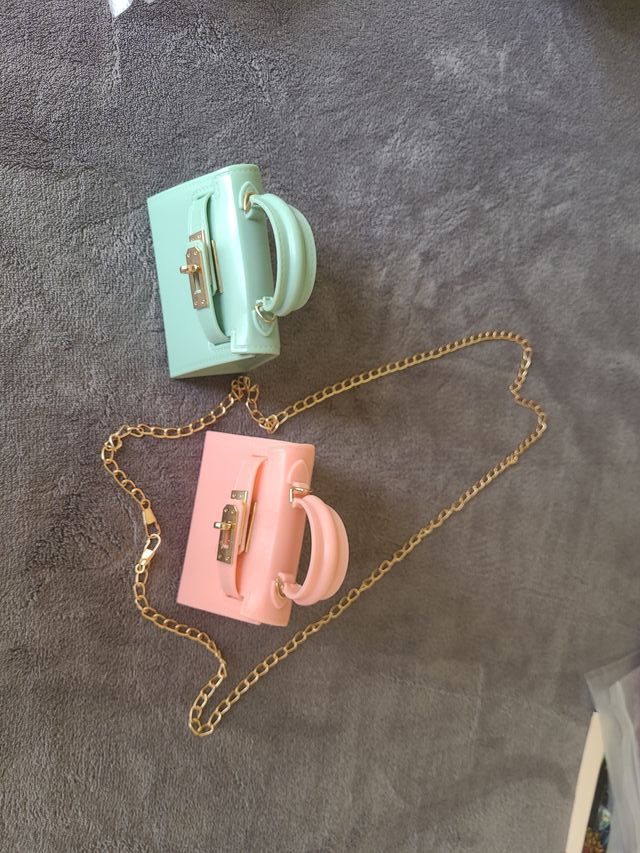 Bolsitas de mano verde y rosa con cadena