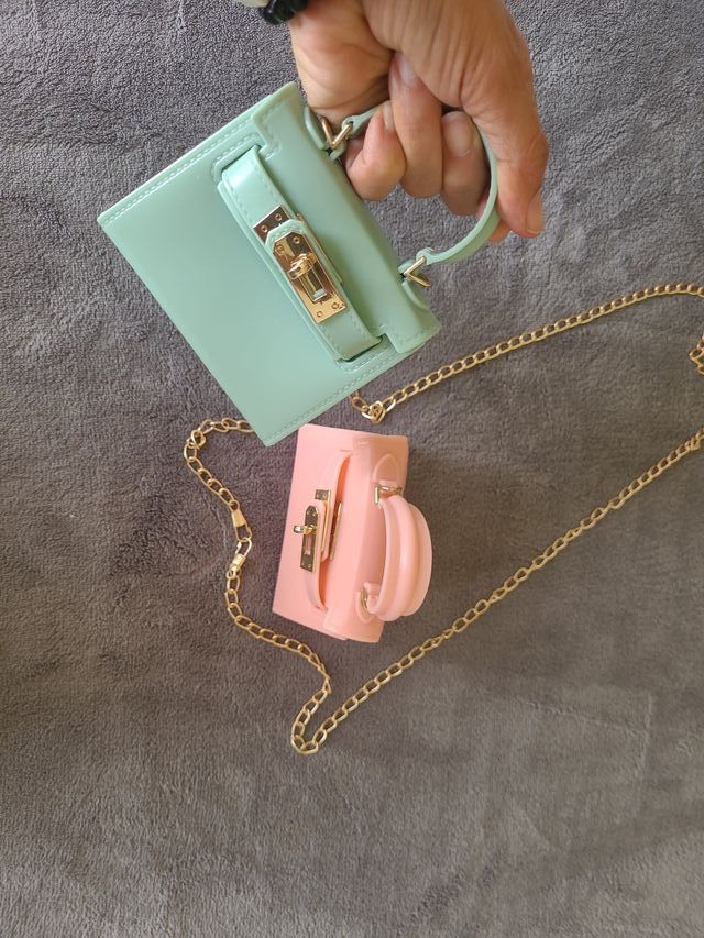 Bolsitas de mano verde y rosa con cadena
