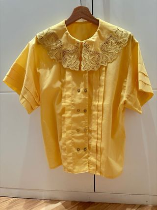 Blusa vintage amarilla con cuello bordado