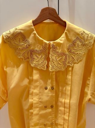 Blusa vintage amarilla con cuello bordado