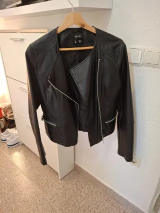 Chaqueta efecto piel Lefties negra Talla M