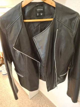 Chaqueta efecto piel Lefties negra Talla M