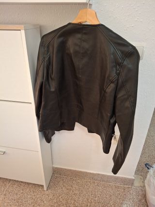 Chaqueta efecto piel Lefties negra Talla M