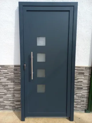 Puerta de entrada abatible de aluminio
