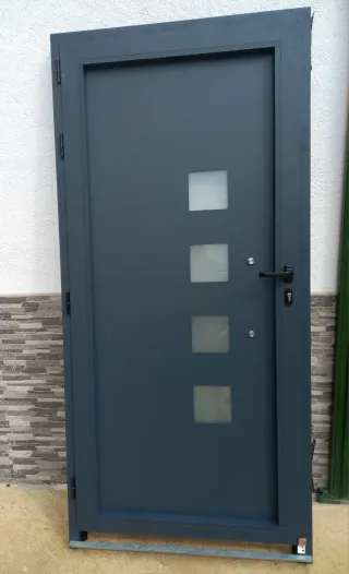 Puerta de entrada abatible de aluminio