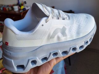 Zapatillas On Cloudmonster Gris/Blanco