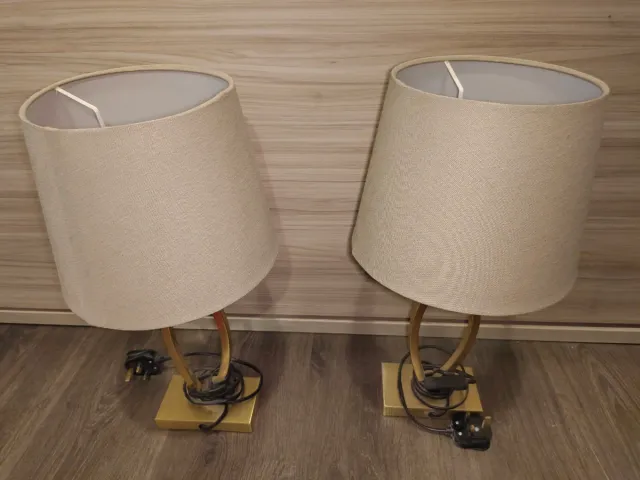 Lámparas de mesa doradas y beige