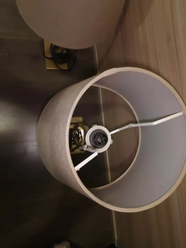 Lámparas de mesa doradas y beige