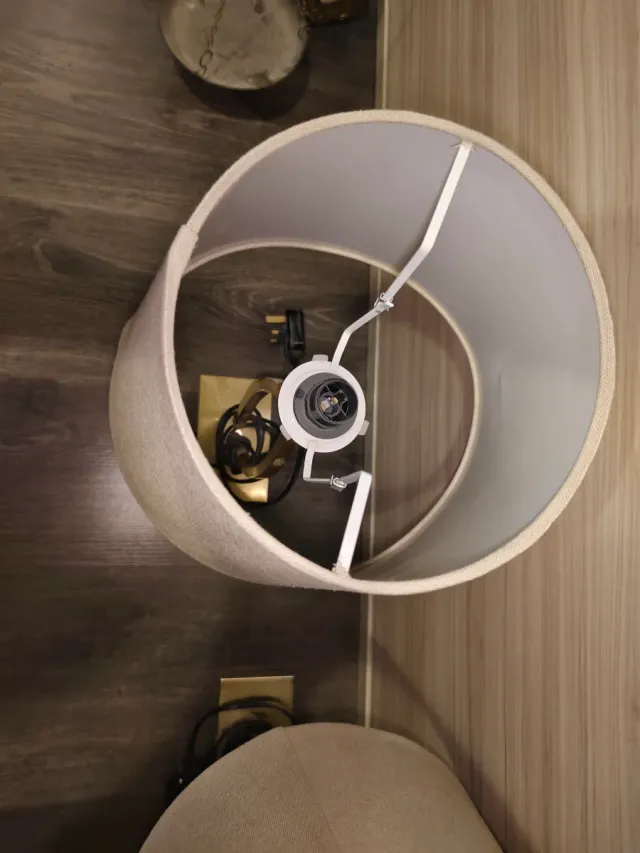 Lámparas de mesa doradas y beige