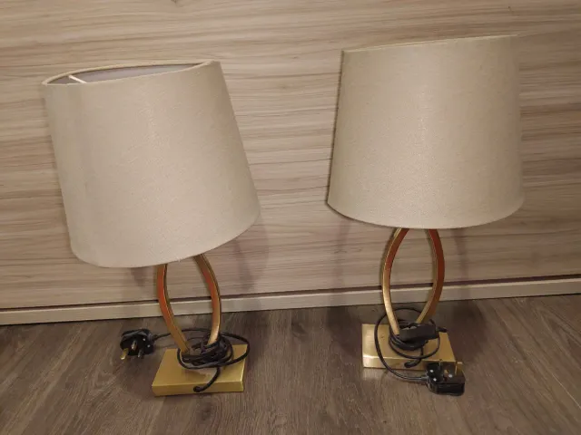 Lámparas de mesa doradas y beige