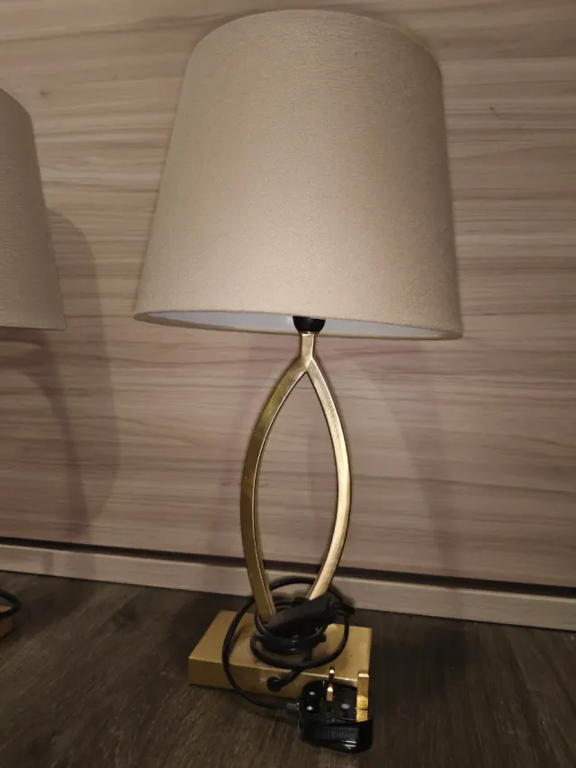 Lámparas de mesa doradas y beige