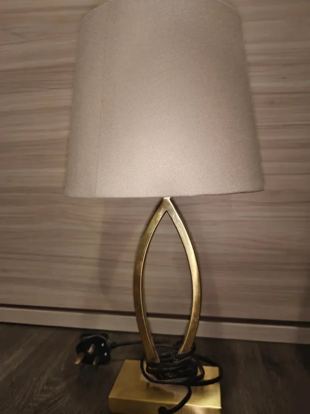 Lámparas de mesa doradas y beige