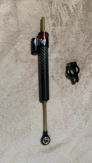 Amortiguador de dirección 344 mm — Universal Moto / Estilo Carbono