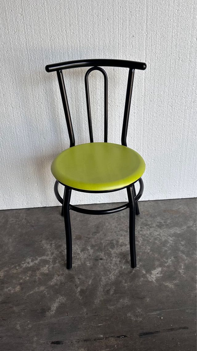 Silla de acero negra con asiento verde, rojo y mas