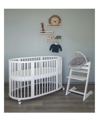 Cuna Stokke ovalada lacada en blanco
