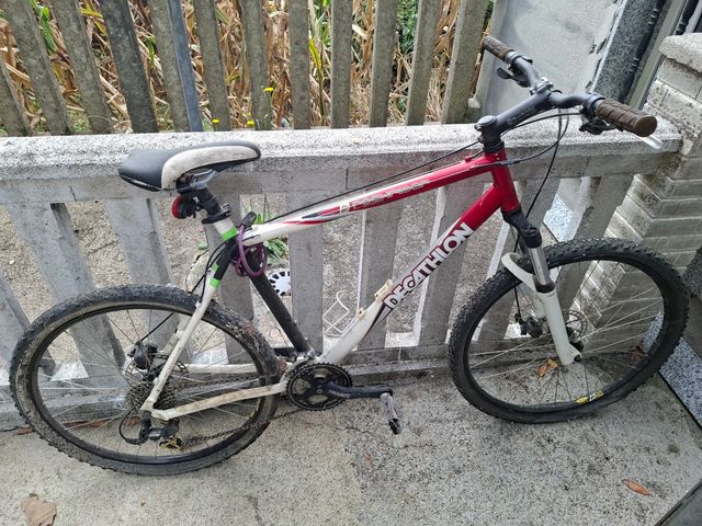 Bicicleta de Montaña Decathlon Roja y Blanca