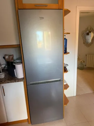 Nevera Beko plateada