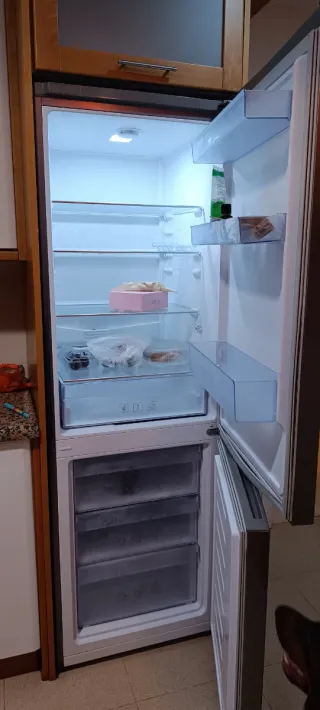 Nevera Beko plateada