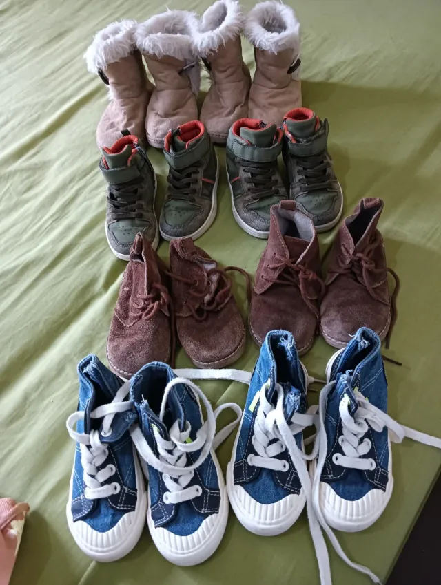 Lote de 4 pares de zapatos número 23/24.