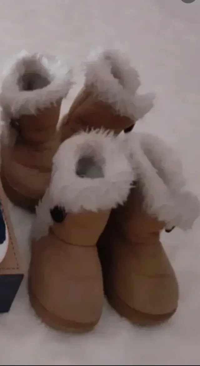 Lote de 4 pares de zapatos número 23/24.