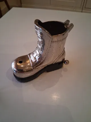 Mechero antiguo de metal en forma de bota
