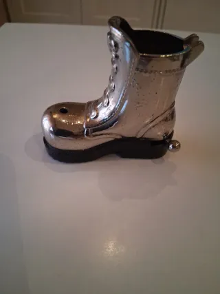 Mechero antiguo de metal en forma de bota