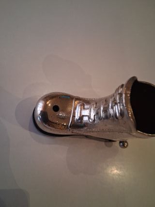 Mechero antiguo de metal en forma de bota