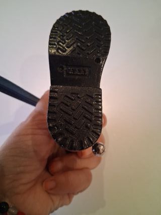 Mechero antiguo de metal en forma de bota