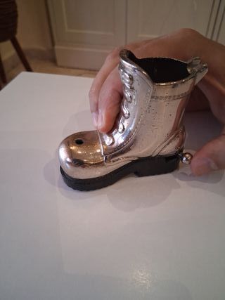 Mechero antiguo de metal en forma de bota