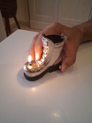 Mechero antiguo de metal en forma de bota