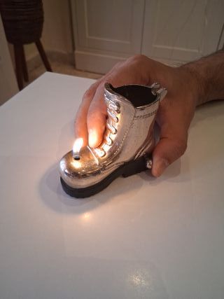 Mechero antiguo de metal en forma de bota