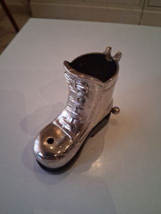 Mechero antiguo de metal en forma de bota