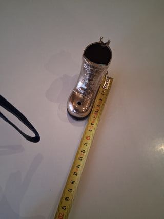 Mechero antiguo de metal en forma de bota