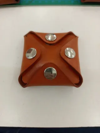 Monedero de cuero naranja con broches plateados